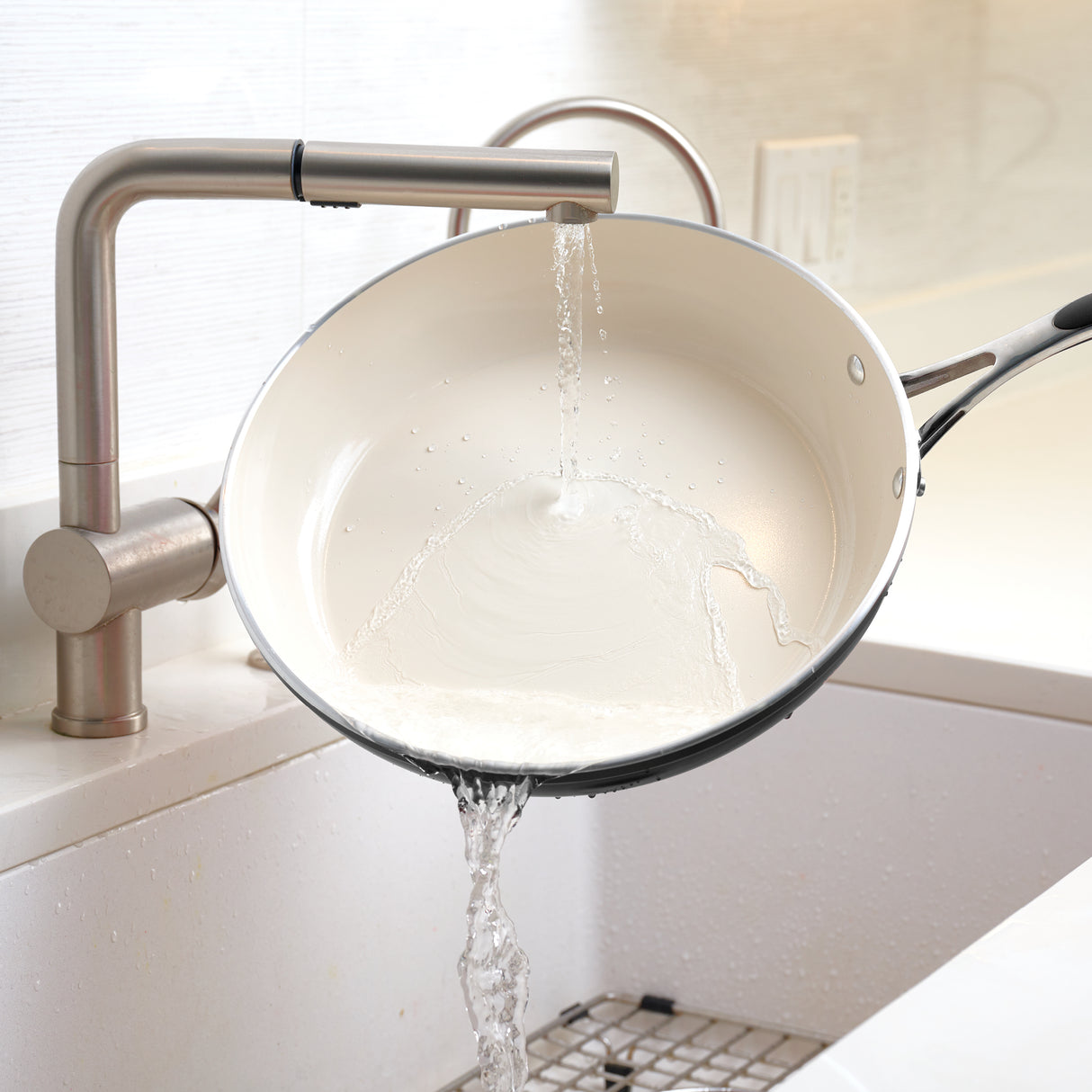 11 in Ceramic Square Grill Pan - Black