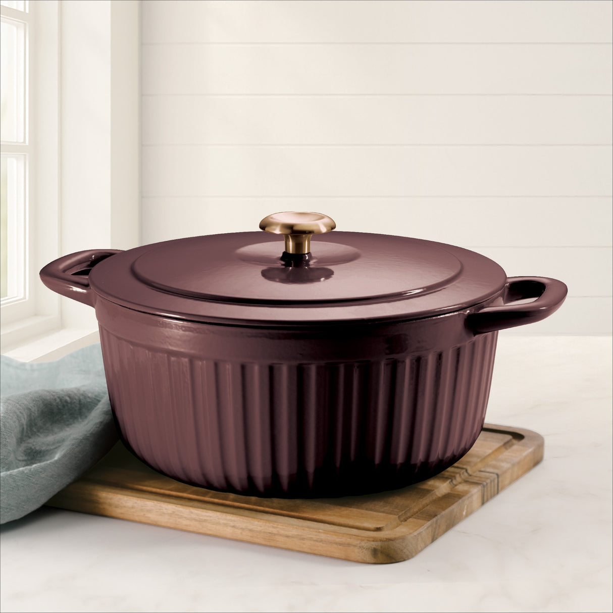 7 Quart Fluted Enameled Cast Iron Dutch Oven
