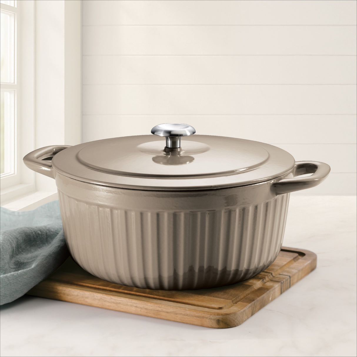 7 Quart Fluted Enameled Cast Iron Dutch Oven